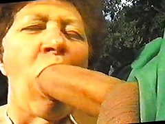 Morena adolescente le gusta la mierda perrito