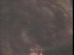 Chica seductora posando en el escenario