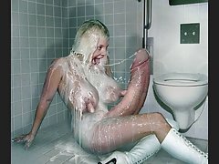 El pequeño británico cabalga sobre la cola de un desconocido.