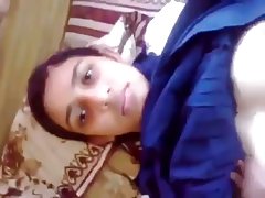 Perra con pugs regordetas le gusta lamer la punta de la cola