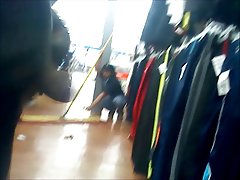Ama de casa de pelo oscuro en el POV soplando y aves