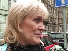 El agente de casting se folla a una joven amateur y la filma