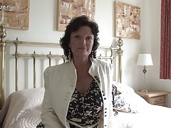 Chica con pelo corto disfruta de profunda penetración anal.