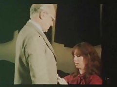 Adolescente delgada es follada por una máquina de mierda