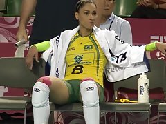 Linda chica en mini falda chupa polla