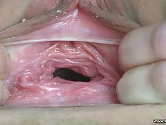 Chica delgada con Arschgeweih mantiene su coño como Fickstück hacia abajo