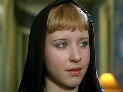 En la bañera, la joven morena se masturba.