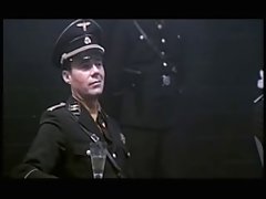 شوهر در همسر در جوراب ساق بلند سیاه و سفید با سرطان در خانه