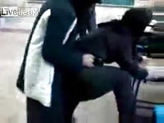 پسر کیک دوست دختر خود را با یک تقدیر در دهان من می کشد