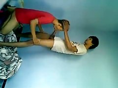 از مادر و همسرش در رابطه جنسی به عنوان مثال خانواده سوئد جدا می شود