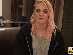 از یک سیاه پوست بیمار برای رابطه جنسی نژادی بازدید می کند