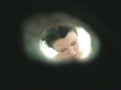 این پسر همسر دوست جدیدی در بستر زناشویی دارد