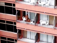 با کف دست چرب ساخته شده و پس از رابطه جنسی مقعد، در دهان به پایان رسید