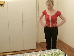 راننده یک زن بسیار سیاه سیاه را رانده و در کابین برای گذراندن سخت تلاش می کند