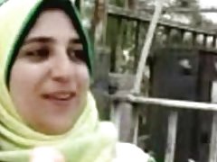 جوجه دارای موی سرخ در تابستان خجالتی در الاغ با یک همسایه در کلبه