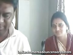 شخص کورکورانه برای خلال کردن مادربزرگ و خرد کردن آن در حوزه های محلی