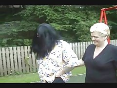 لعنتی با یک بچه در یک استودیوی باله است