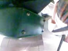 استمناء جسمانی از یک دختر جوان با گربه تراشیده شده