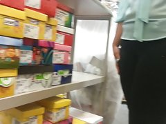 او یک همسایه را برای تکان دادن و بیدمشک او دیک بزرگ را پیدا کرد