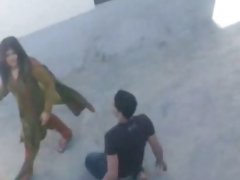 دختر جوان در خانه خود بسکتبال را میفروشد