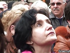 جوجه جوان پس از پیاده روی با یک دوست عجله کنید تا از آن لذت ببرید