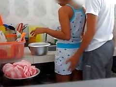 جذاب در رابطه جنسی گروهی با دو بچه زیبا