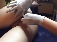 یک پسر در این زمینه همسرش را مکیدن و شروع به بیدمشک او کرد