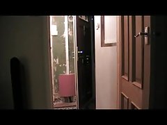 زن جوان ناز در یک صندلی گهوار، رابطه جنسی گرم با یک مرد در اتاق قفل شده است