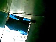 彼らは昨晩酔っ払ってしまい、しばしば彼らが目を覚ます