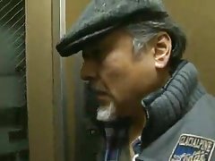 この成熟した悪質な乗馬を見て喜びです