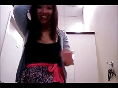 セクシーな成熟した女性は彼女の恋人を犯す前に彼女の猫を洗う