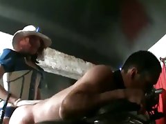 タクシー運転手はレースを多くのセックスで彼女の顧客に請求する