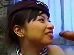 彼は彼女の上に手錠を置き、すべての4つの彼女のお尻を性交