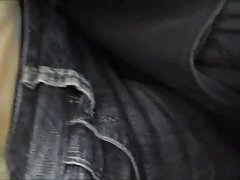 私の従業員の一人がすべてを見ている間、彼らは私にお尻を与える