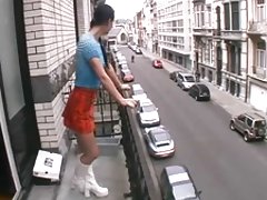 私は空港で妻の親友を見つけるつもりです