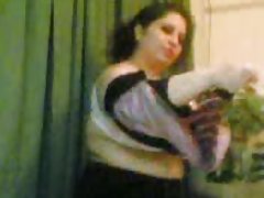 若い女の子は18歳でポルノでデビューする