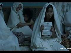 成熟した彼女の最初の経験を楽しむ黒