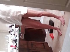 彼はビーチに彼のおっぱいを見せて、彼女を見るのが好きです...