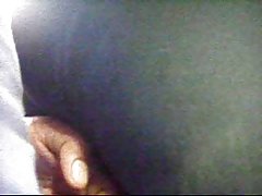 私は隣人が階段の着陸に粉を投げつけるのを捕まえる。