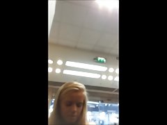 私は私の妹はマスターベーションをファックし、私は非常にバラを得る