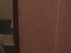 20歳の若者が調査をするために彼女のドアを呼びます