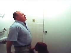 彼女はコンドームを脱いで、彼女の毛むくじゃくしゃをザーメンで満たします