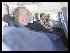 ママがカフェテリアの男の子にスローする塵