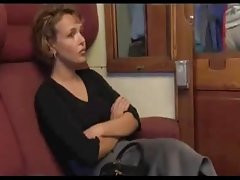 叔母は彼女の最初のXXXポルノキャストでファックを解き放つ