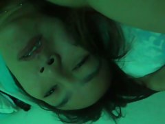 私のいとこは私をベッドに置きます。彼は私を殺して私を殺します...