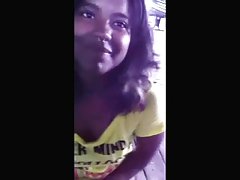 彼女の夫は彼女が黒で楽しむのを見て喜んでいる