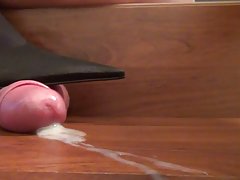 ママは彼女の若い娘に良い手コキを作る方法を教える