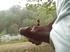 太っている成熟した人はボールの上のヒーターを取る