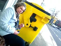 Das mädchen beschäftigte sich mit der spüle...