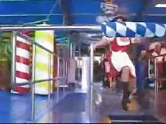 Der sänger unterhält sich mit dem produzenten